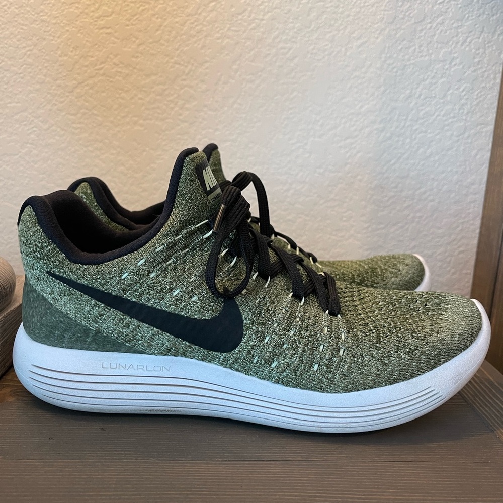 Nike Women's Lunarepic Low Flyknit Running Shoe 7.5